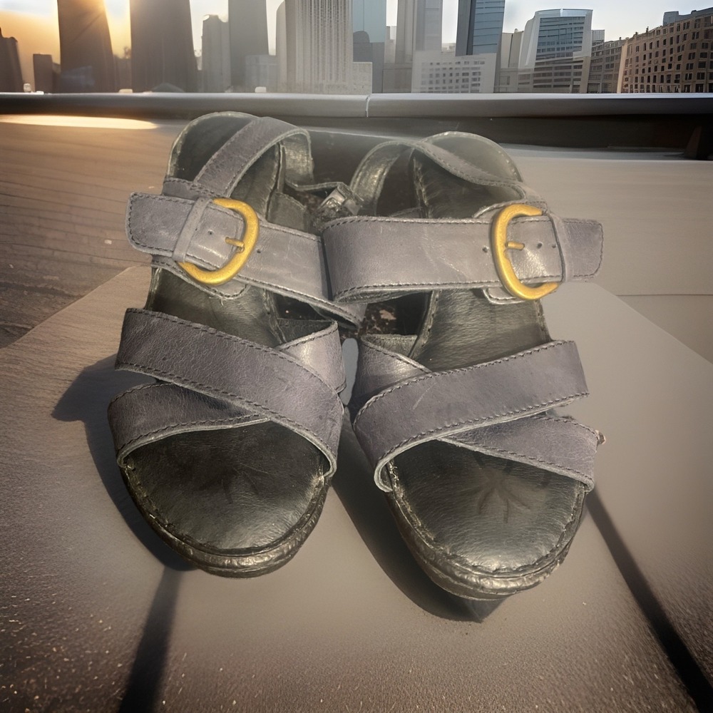 Women’s Strappy Buckle Sandals in Gray